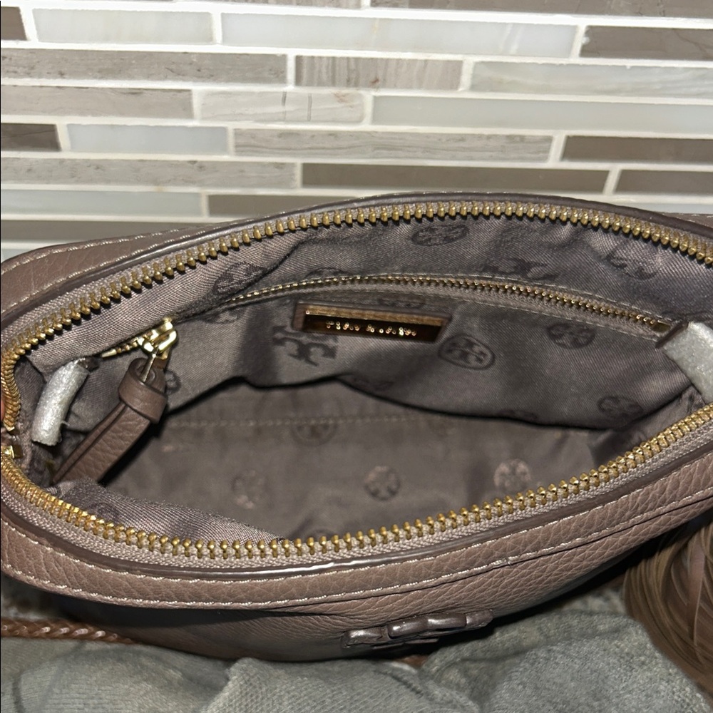 Tory Burch Taylor Camera Bag, Taupe Brown, Pebbled Leather - Picture 3 of 11